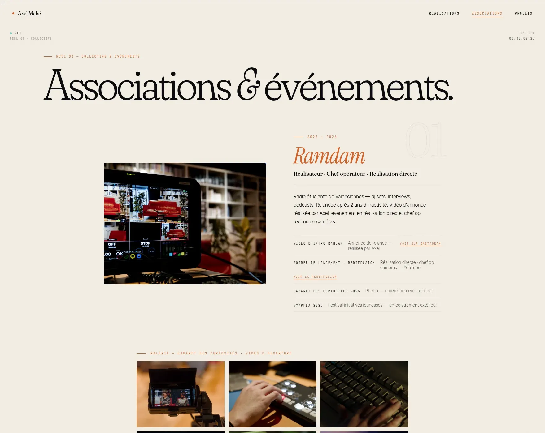 Page associations d'Axel Mahé sur fond clair, présentant le projet "Ramdam" (radio étudiante) avec photo de régie et galerie du "Cabaret des curiosités".