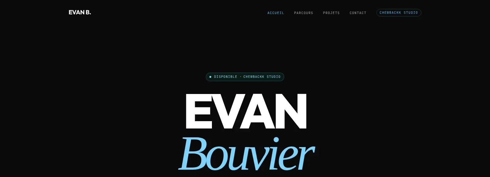 Hero du portfolio personnel d'Evan Bouvier : grande typographie "EVAN Bouvier", badge de disponibilité et lien vers Chewbackk Studio dans la navigation
